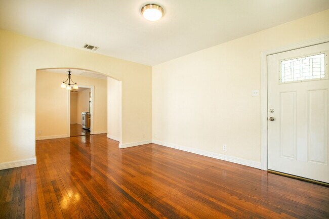 Building Photo - 3br / 2ba house in Woodlawn terrace, close...