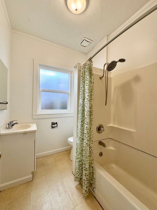 Building Photo - Queen Anne Home