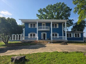Building Photo - Newly Renovated Stunning Home