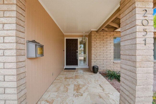 Building Photo - Welcome to this beautiful 4-bedroom, 3-bathroom home in Tempe Arizona!