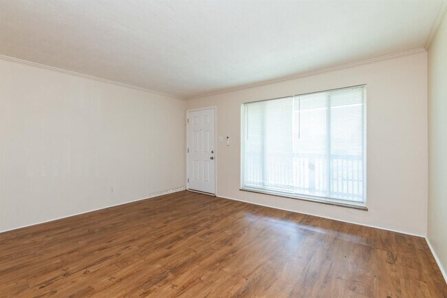 Building Photo - 1685 Alexandria Dr
