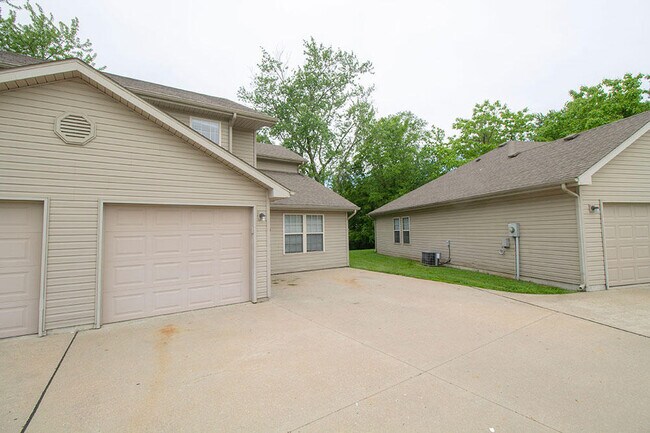 Building Photo - 2119 N Ballenger Ln