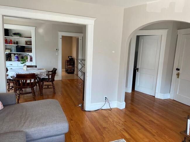 Building Photo - WOW!!!!  NO FEE!!  GORGEOUS 4 BED/2 BATH APARTMENT IN BRIGHTON'S OAK SQUARE AVAIL 9/1