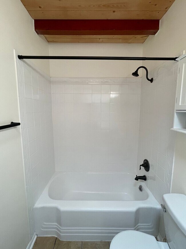 Building Photo - 1428 Vassar Dr NE