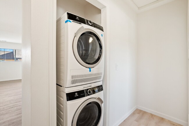 Building Photo - AVAILABLE SEPTEMBER - Coastal-Convenient 2 Bed Retreat with Private Balcony