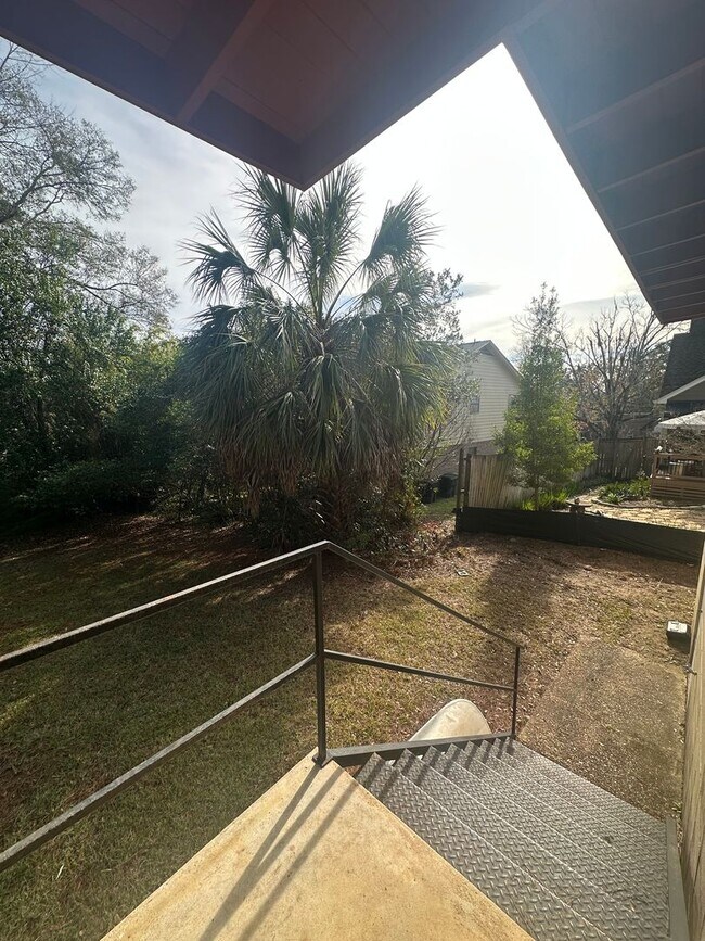 Building Photo - 717 Edgewood St