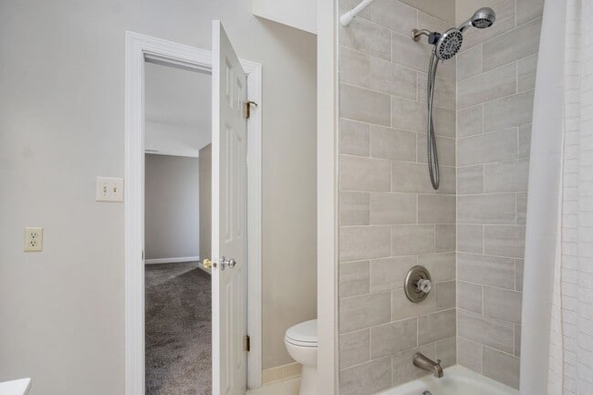Building Photo - Beautifully Refreshed 4 Bedroom 3 Bath Col...