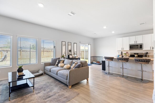 Building Photo - Charming Home Awaits: Spacious & Modern Living in a Prime Location