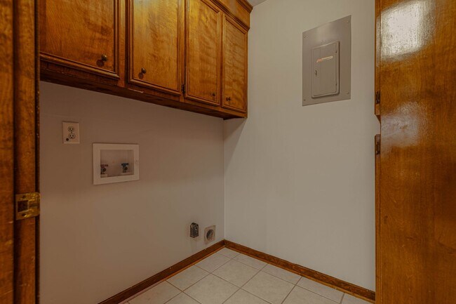 Building Photo - 575 Bradford Dr