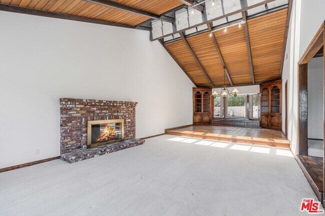 Building Photo - 1181 Somera Rd
