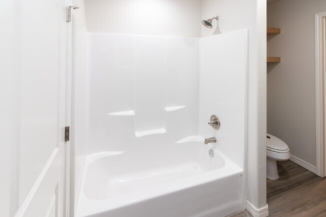 Two Story (3 bed/3.5 bath/1 car garage) - 406 38th St