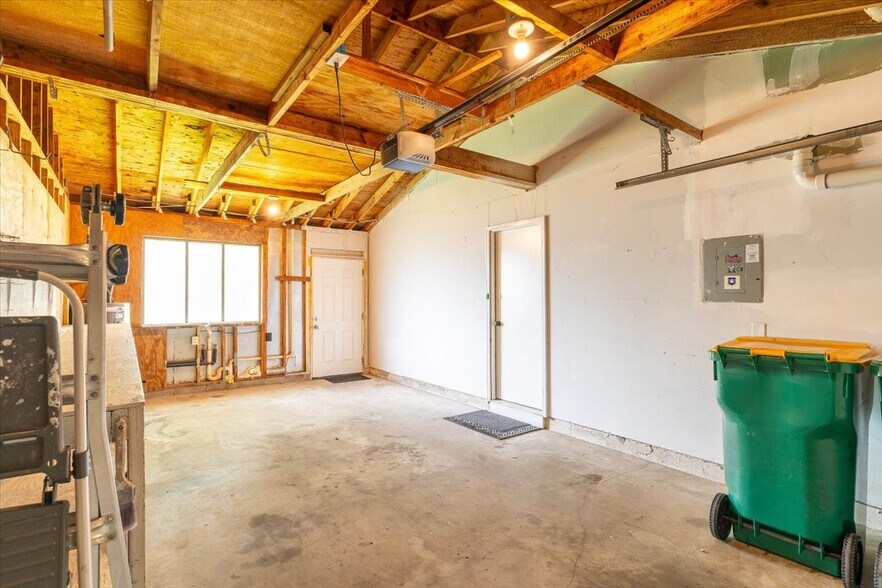 Garage - 817 N Lakeside Dr
