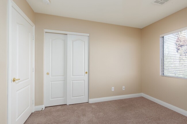 Building Photo - LARGE 3 BED, 2.5 BATH TOWNHOME IN GATED ALIANTE POOL COMMUNITY