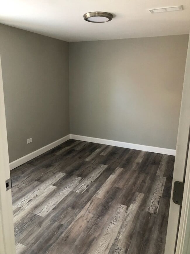 Building Photo - 4 Bedroom Beauty
