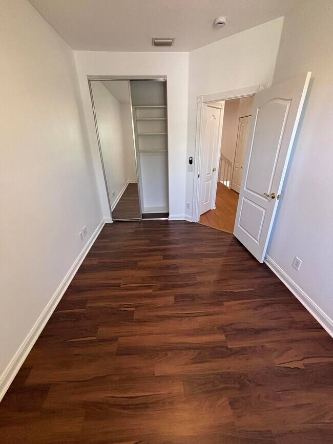 Building Photo - 140 Day Lily Dr