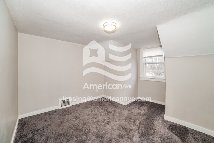 Building Photo - 727 W Thrush Ave