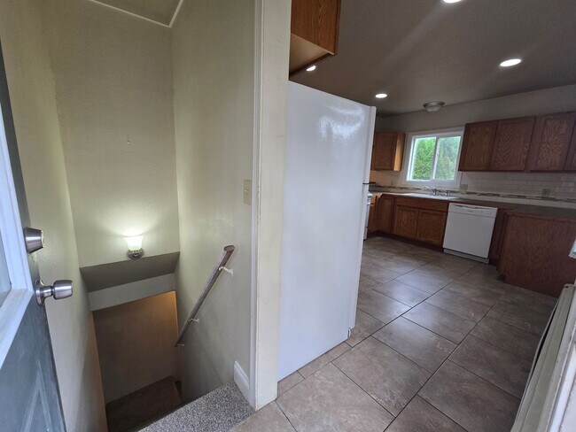 Building Photo - Large Beautiful South Hill Home! Available...