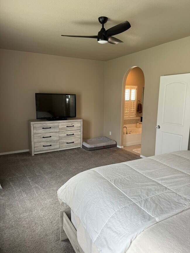 Building Photo - 9958 Golf Crest Dr