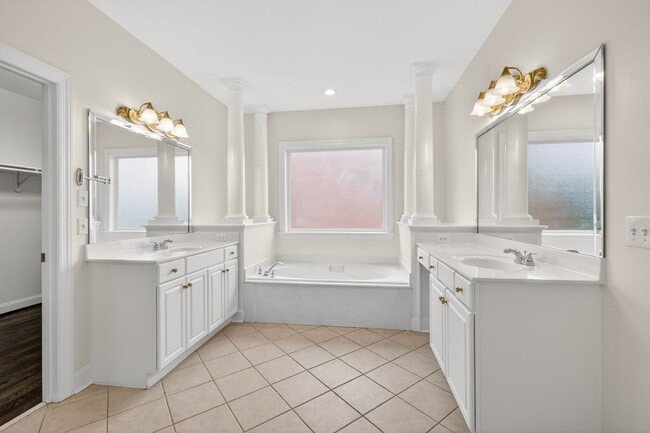 Building Photo - Beautiful 6BR Executive Brentwood Home with Pool