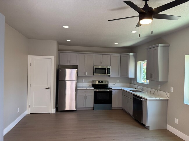 Building Photo - New Downtown Construction 650 Sqft. 1 Bedr...
