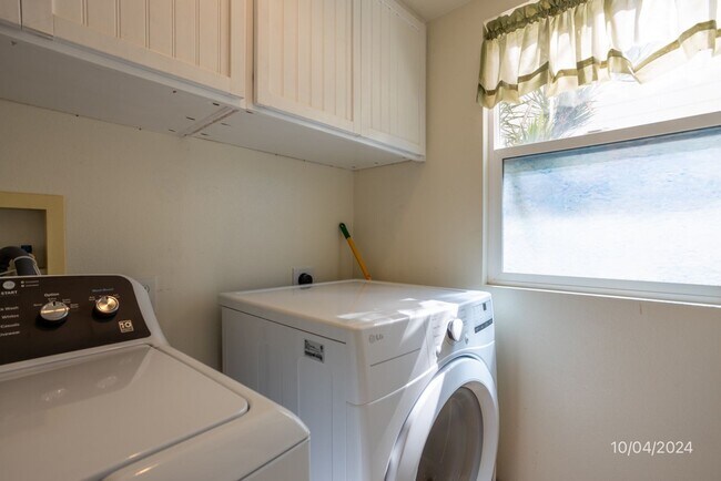 Building Photo - SF 3BR/2.5BA/2car garage in Ocean Pointe w...