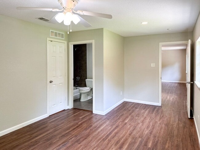 Building Photo - 4 Bedroom / 2 Bath