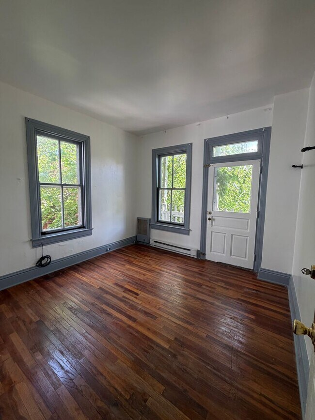 Building Photo - 6 Bedroom Townhome Approved Off-Campus Housing for York College