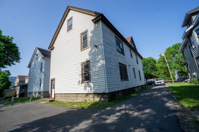 Building Photo - First Floor 3 Bedroom Apartment Close To C...