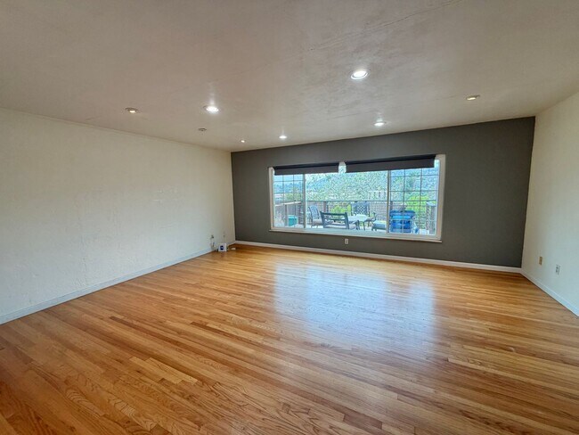 Building Photo - Spacious College Area Home with Garage and Backyard!