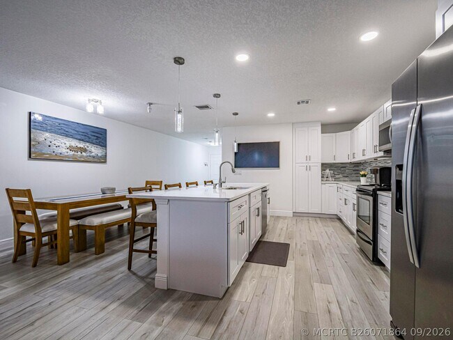 Building Photo - 4949 N Hwy A1A