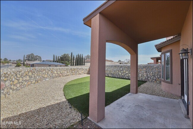 Building Photo - 11651 Dos Palmas Dr