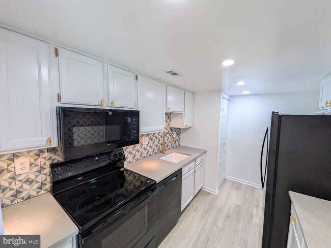 Building Photo - 34 Hermitage Dr