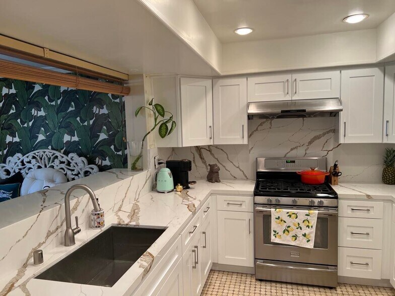 Building Photo - 6752 Hillpark Dr