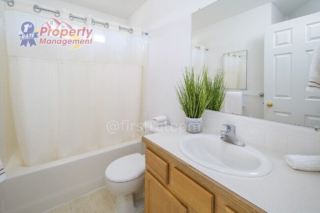 Building Photo - 1923 N Tyra Ave