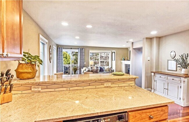 Building Photo - Live Between Lake Washington and Downtown Seattle, The Best of Both Worlds!