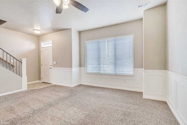 Building Photo - Beautiful Orem Townhouse
