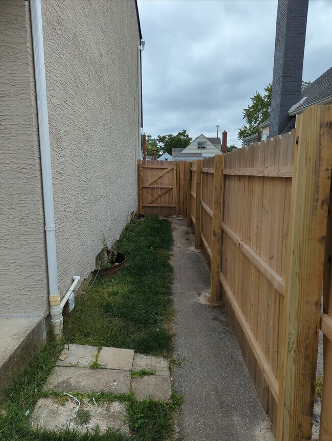 Building Photo - 793 Wiltshire Rd