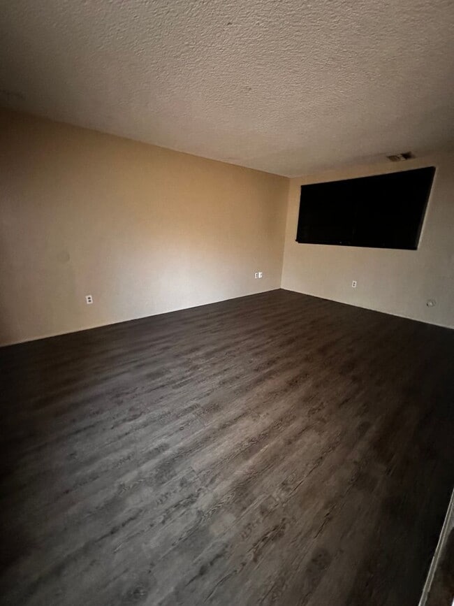 Building Photo - 2 bed 1 bath Apartment