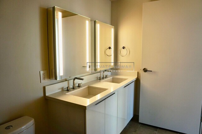 Building Photo - Available NOW - AE'O 1 BED 1 BATH w/ 1 COV...