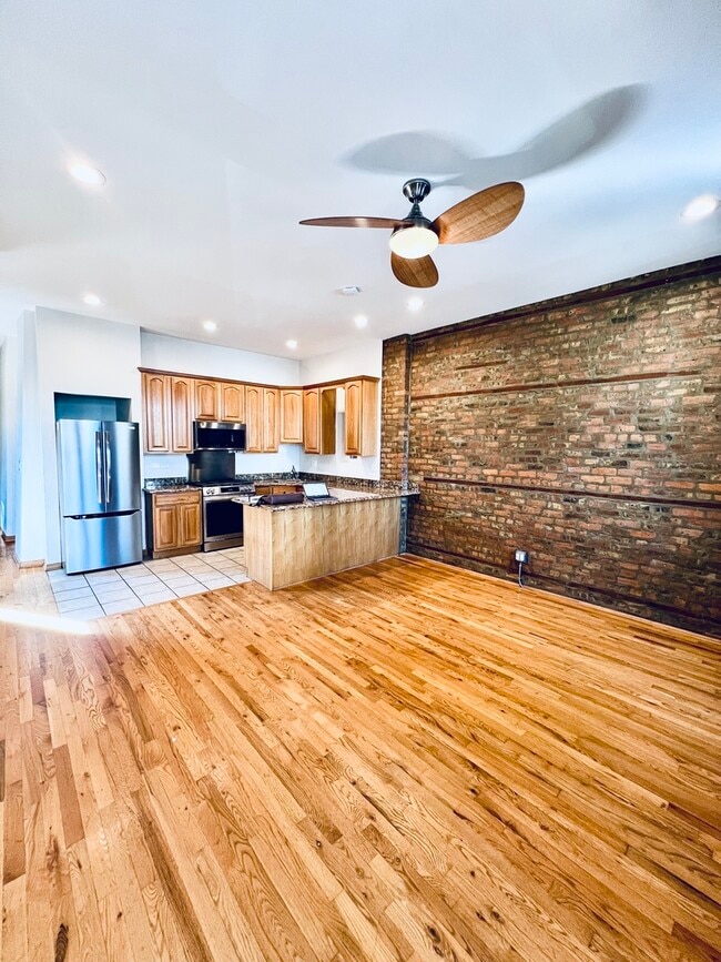 Building Photo - 1639 W 21st Pl