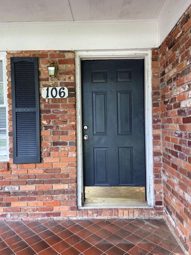 AVAILABLE NOW! 106 Greenbriar Dr, Greenw... 106 Greenbriar Dr