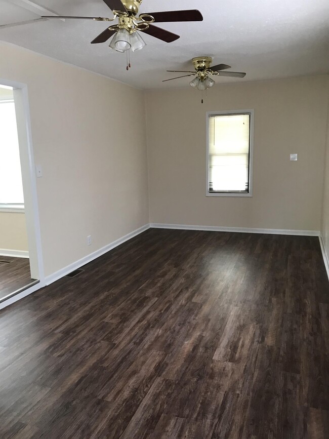 Building Photo - 503 Isern St