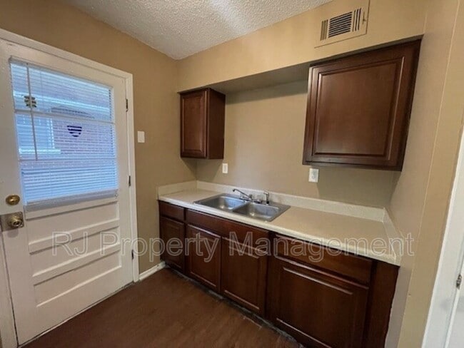 Building Photo - 3432 Powell Ave