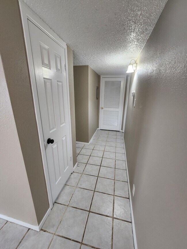 Building Photo - 3 bed 2 bath, 2 story townhome, 2 car garage