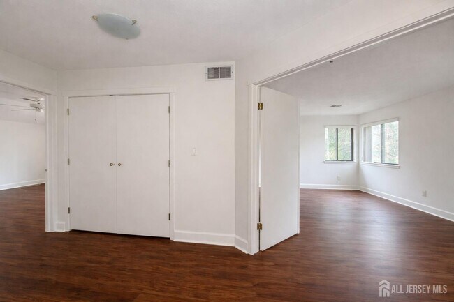 Building Photo - 470 Sayre Dr