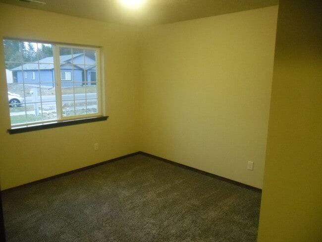 Building Photo - Newer Split Entry 4 Bedroom 3 Bath Home