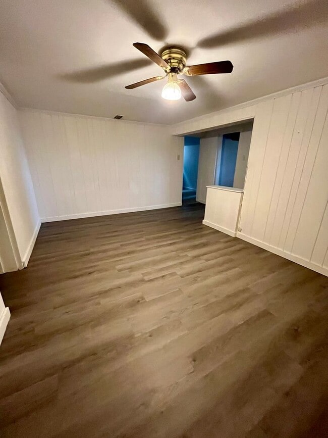 Building Photo - Three Bedroom Single Family House