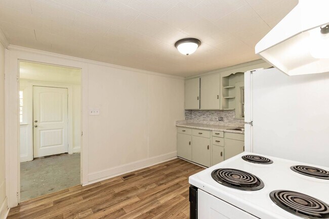 Building Photo - Beautiful Three Bedroom Home!