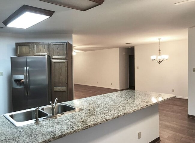 Building Photo - FOR LEASE!!