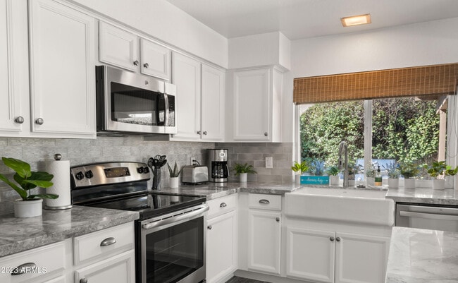 Building Photo - 7526 N Vía De La Campana